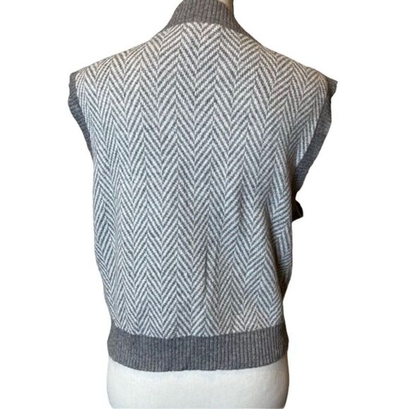 NWOT Sincerely Jules Sleeveless Sweater Vest Gray White Chevron - Picture 3 of 7
